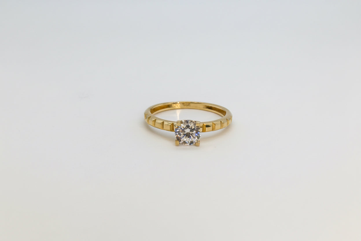 14K Gold Solitaire Ring with Textured Band – Classic Elegance“7”