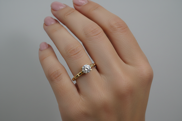 14K Gold Solitaire Ring with Textured Band – Classic Elegance“7”