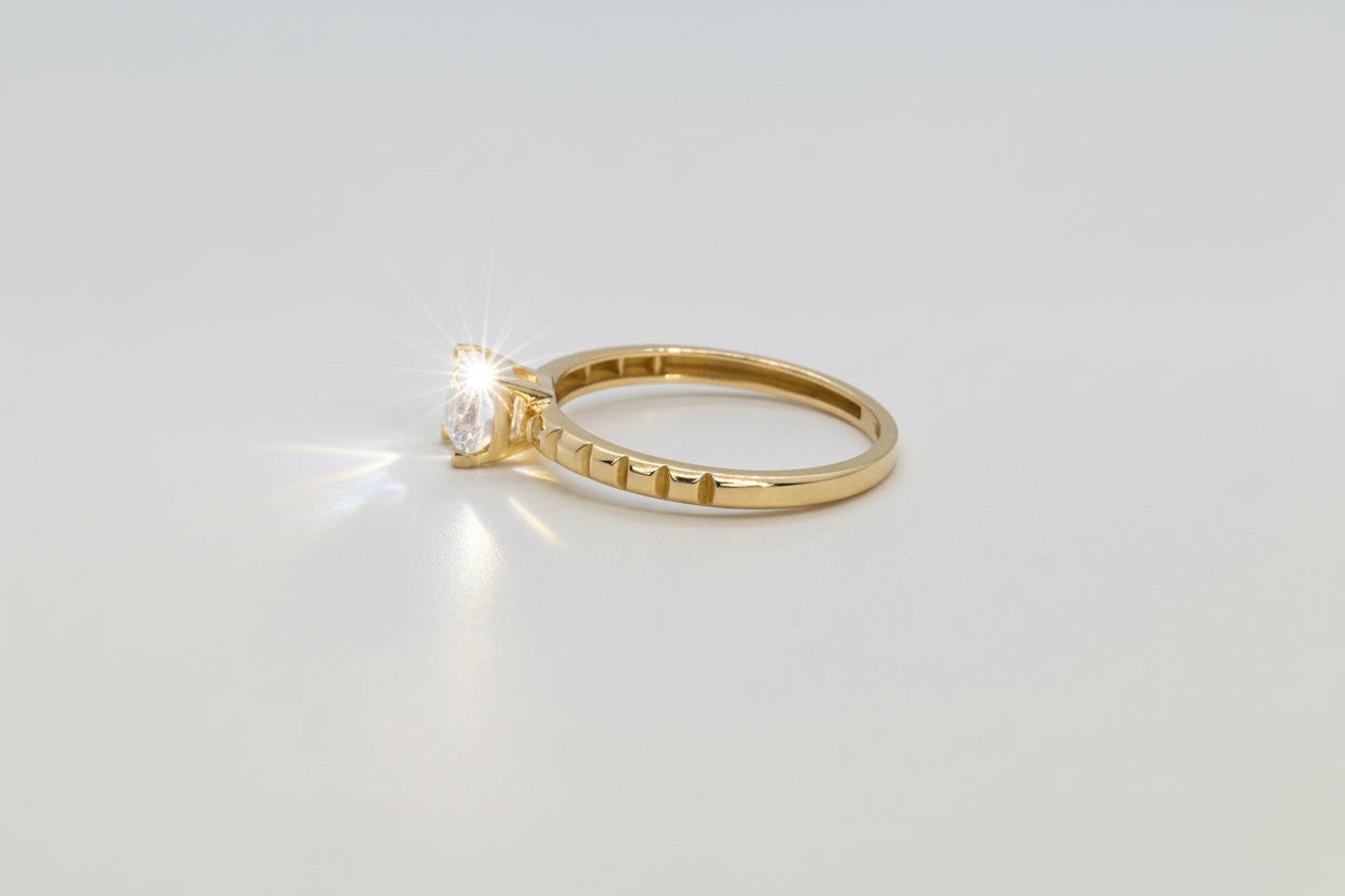 14K Gold Solitaire Ring with Textured Band – Classic Elegance“7”