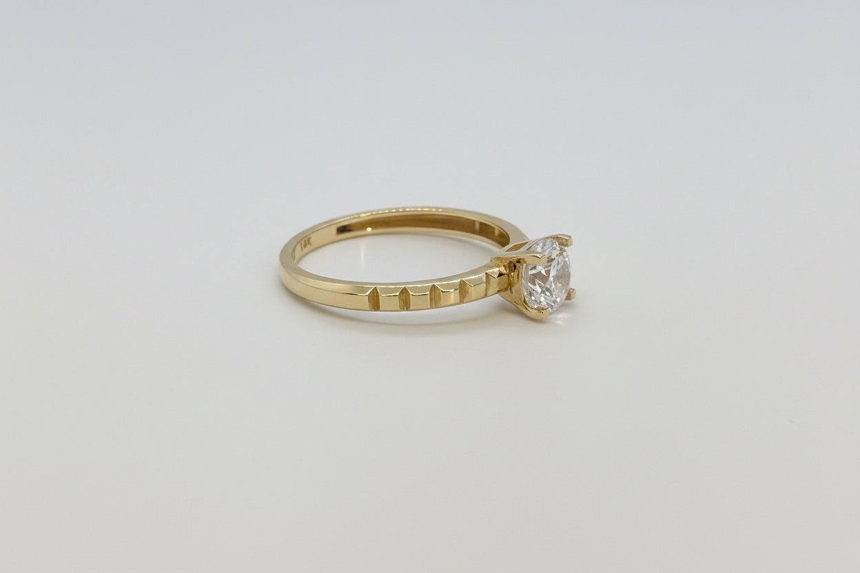 14K Gold Solitaire Ring with Textured Band – Classic Elegance“7”